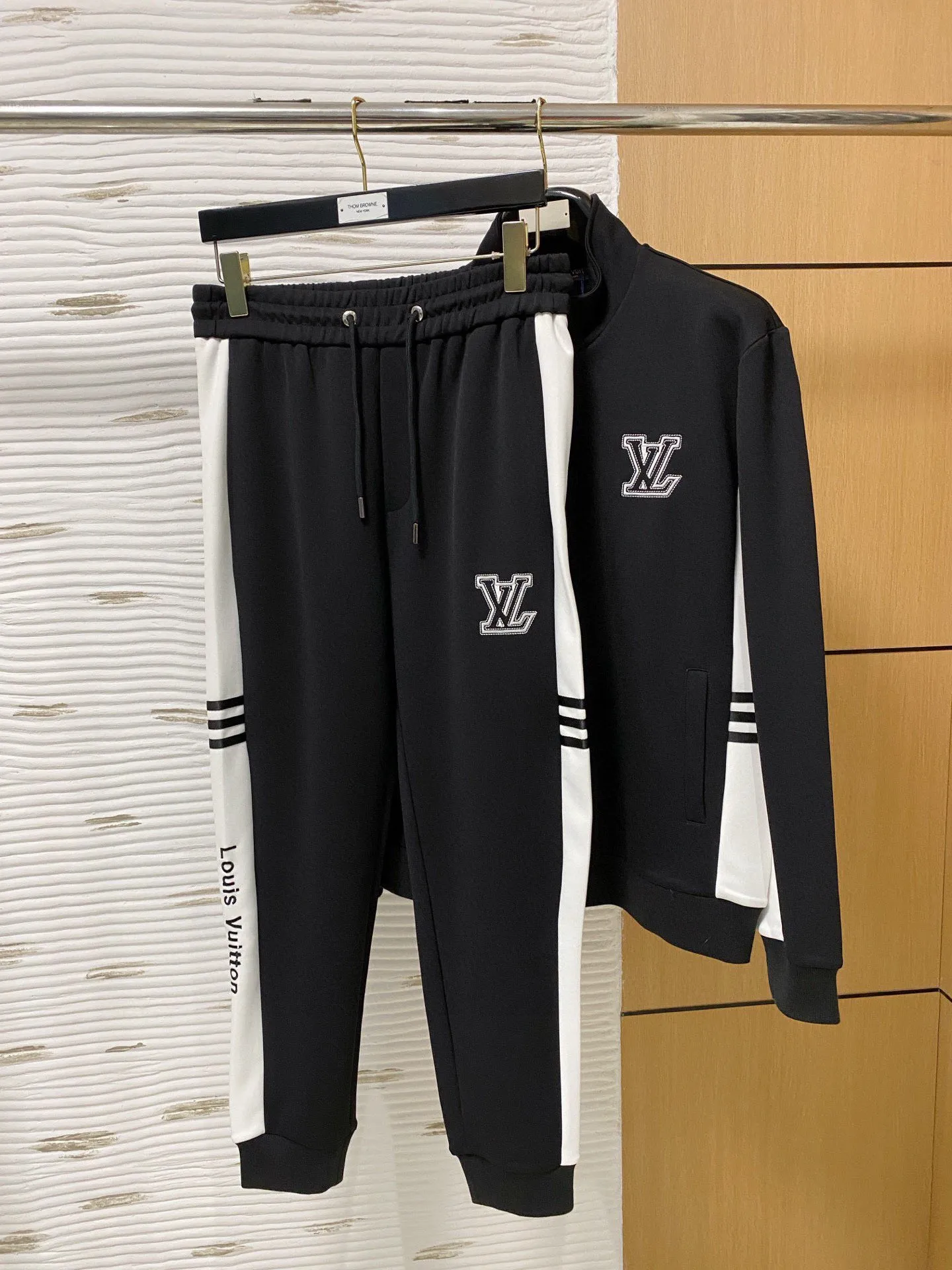 🅿️720 [LV Louis Vuitton] hot-selling suit is coming. Focus on the original version of the official website. 2025 new hot-selling cardigan and sweatshirt suit. The original order is the best. 🇭🇰The meticulous work of top designers. It has a fitting and perfect upper body effect. All-natural high-quality Tencel Roman cotton 100%, close-fitting comfort, noble and elegant! Original hardware embodies elegance and nobility! Counter size: M-3XL (maximum wear up to 190 pounds)
